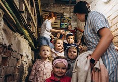 Хилядите оцелели продължават да живеят в палатки топлят се на