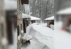 Очаква се снеговалежът да намалееБлизо метър сняг е натрупал около