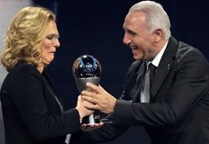 Българската футболна легенда поднесе приза на ФИФА на Сарина ВигманНай добър