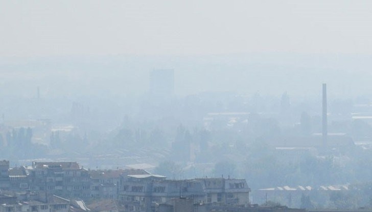 Липсата на вятър и температурните инверсии спомагат за по-трудното разсейване и задържане на замърсителите във въздуха