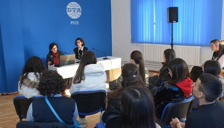 Д-р Веселина Антонова запозна русенски ученици с неизвестни документи от живота на Васил Левски Д-р Веселина Антонова запозна русенски ученици с неизвестни документи от живота на Васил Левски