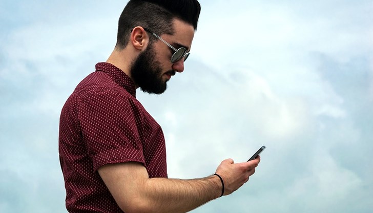 Този синдром е следствие от принудителното положение на тялото при използване на компютър, мобилен телефон или таблет