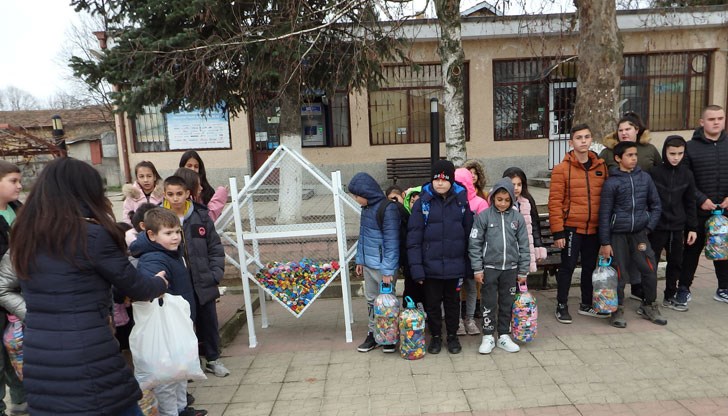 Децата се съревновават кой ще събере повече пластмаса