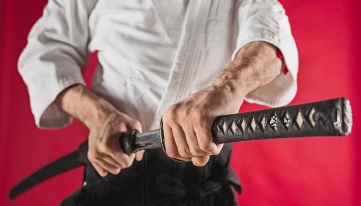 Ян Джунминг е намушкал сина си със самурайски меч