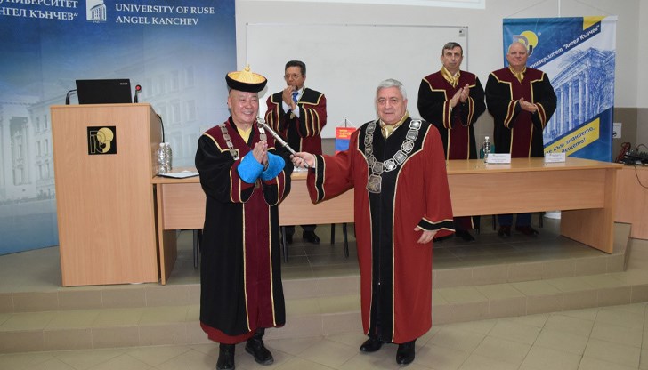 На тържествената церемония монголският учен бе удостоен с почетното звание „Доктор Хонорис Кауза“ на РУ На тържествената церемония монголският учен бе удостоен с почетното звание „Доктор Хонорис Кауза“ на РУ