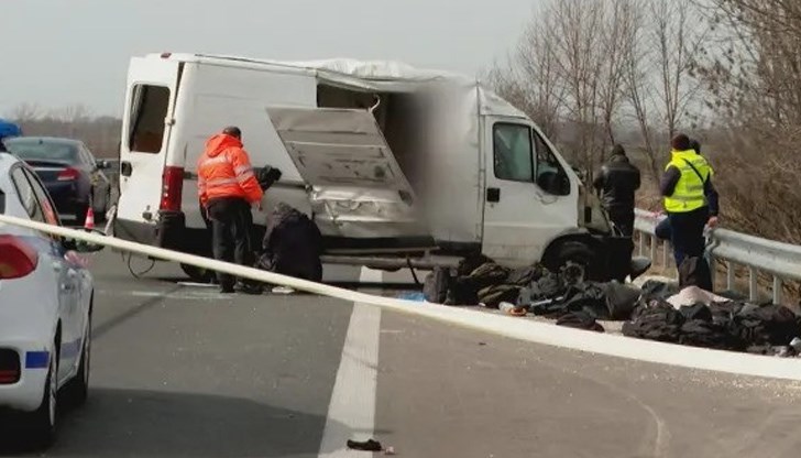 Претъпкан бус с мигранти катастрофира на АМ "Тракия" Претъпкан бус с мигранти катастрофира на АМ "Тракия"