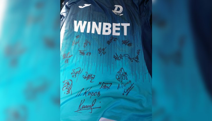 Футболистите и треньорският щаб се присъединяват към благотворителен търг, който набира средства за пострадалите в Турция