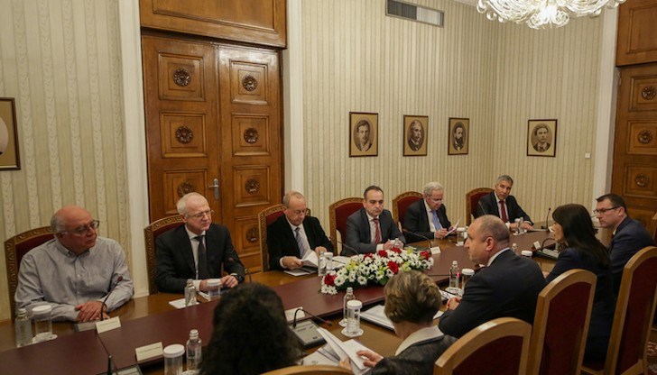 Държавата е длъжник на българския производител, а той е притиснат в ъгъла, заяви президентът на среща с представители на Асоциацията на организациите на българските работодатели (АОБР) Държавата е длъжник на българския производител, а той е притиснат в ъгъла, заяви президентът на среща с представители на Асоциацията на организациите на българските работодатели (АОБР)