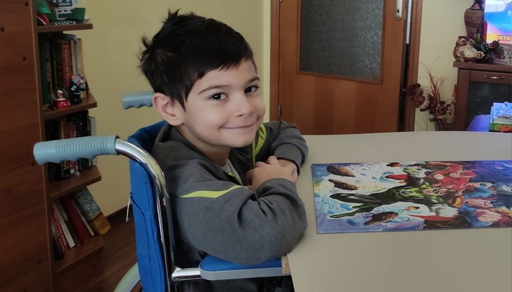 Животът на 7-годишното момче се преобръща след катастрофа