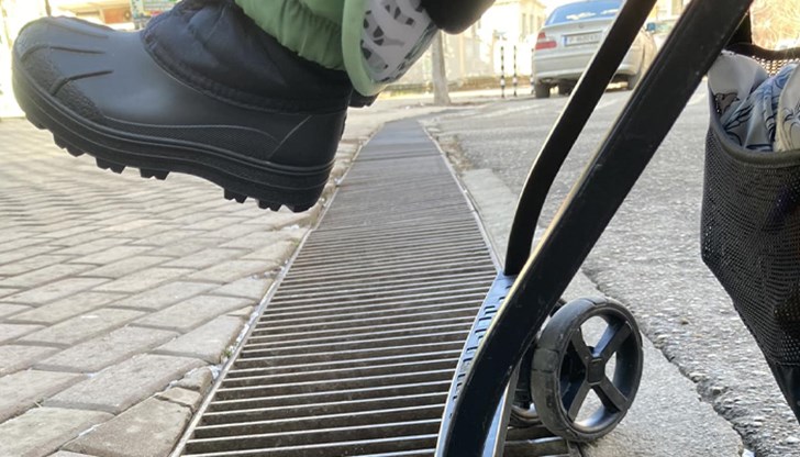 Шахтите пред Халите на улица "Александровска" са опасни, сигнализира русенец