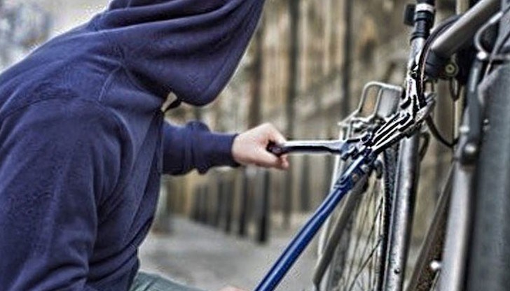 Мъжът е срязал металната верига, с която велосипедът е заключен на етажна площадка