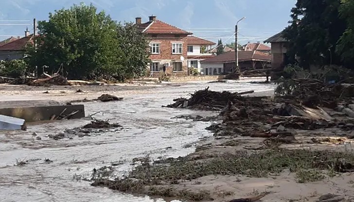 Най-спешни действия трябва да се предприемат за укрепване на речните дерета и корита в района