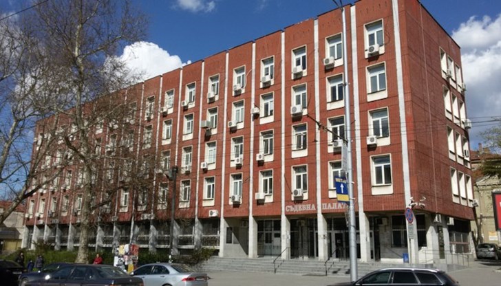 Мъжете са помогнали на 13 души от Афганистан да преминат през територията на България Мъжете са помогнали на 13 души от Афганистан да преминат през територията на България