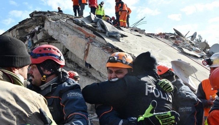 Успяха да извадят майка и двете ѝ малки деца от развалините на срутена сграда