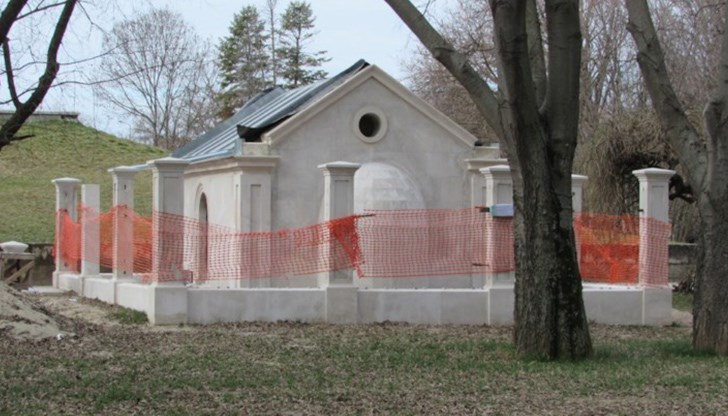 Остава да се завърши външната покривната конструкция