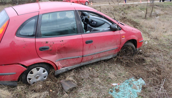 Жената управлявала автомобила е извадена от пожарникари