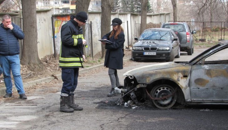 При единия инцидент изгоряха напълно две коли