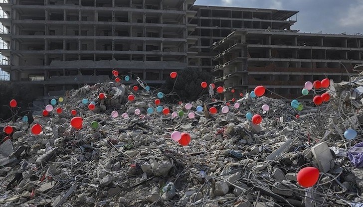 Балоните - червени, сини, розови, са поставени от доброволци на местата, където са загинали деца