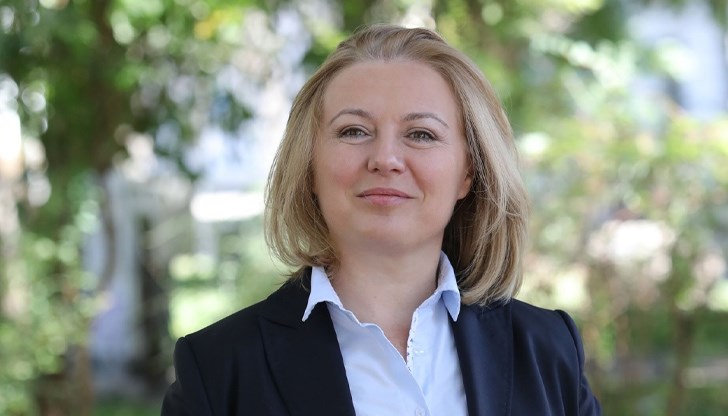 На предходните избори тя влезе като депутат от “Демократична България” в 48-ото НС от София, а мястото ѝ от Русе зае екоактивистът Иван Белчев На предходните избори тя влезе като депутат от “Демократична България” в 48-ото НС от София, а мястото ѝ от Русе зае екоактивистът Иван Белчев