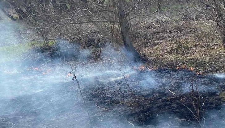 Гасенето е изключително трудно, заради поривистия ураганен вятър