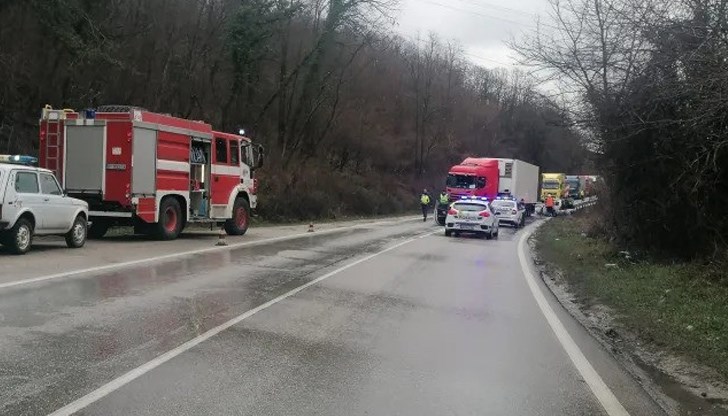 Въвежда се обходен маршрут за леките автомобили, тежкотоварните изчакват на място