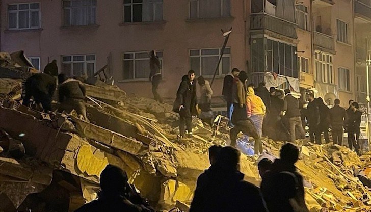 В Турция по последни данни на властите загиналите са най-малко 76, а 440 души са ранени