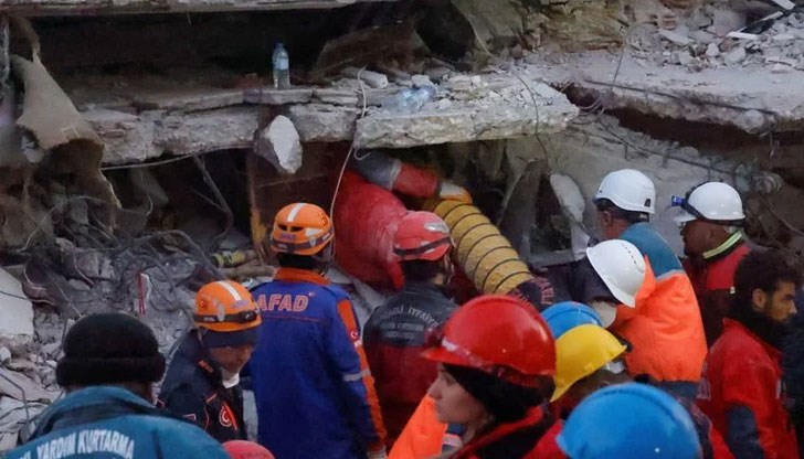 208 часа след унищожителния трус мъж и момиче бяха извадени живи от руините в Антакия