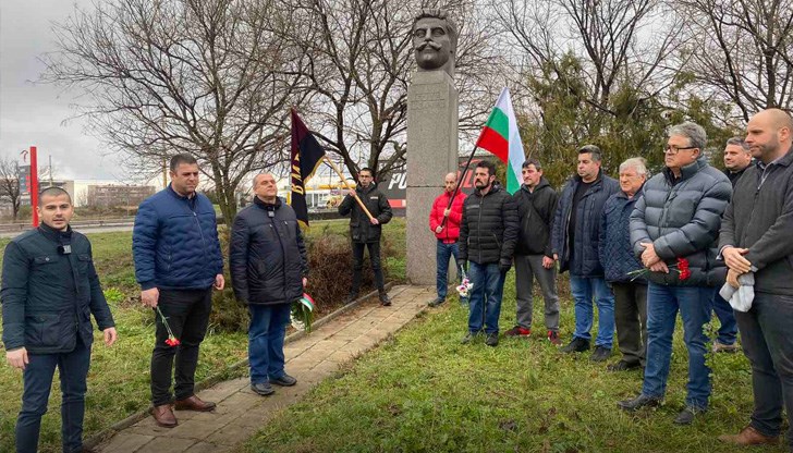 Членове и симпатизанти на партията положиха цветя пред паметника на революционера