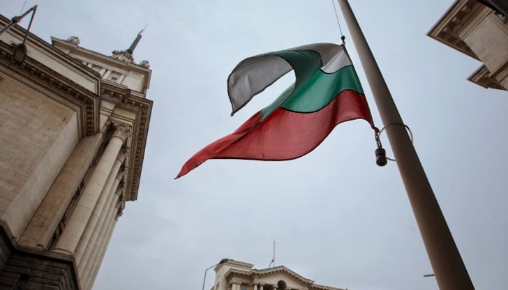 Българският национален флаг върху сградата на областната и общинската администрация в Русе ще бъде свален наполовина