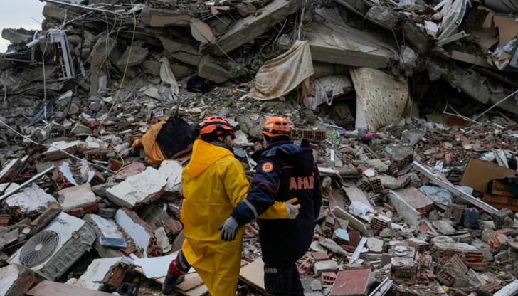 Общо жертвите на труса вече са над 28 000 Общо жертвите на труса вече са над 28 000