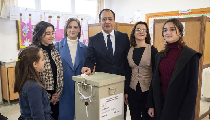 Бившият външен министър печели изборите с близо 52%