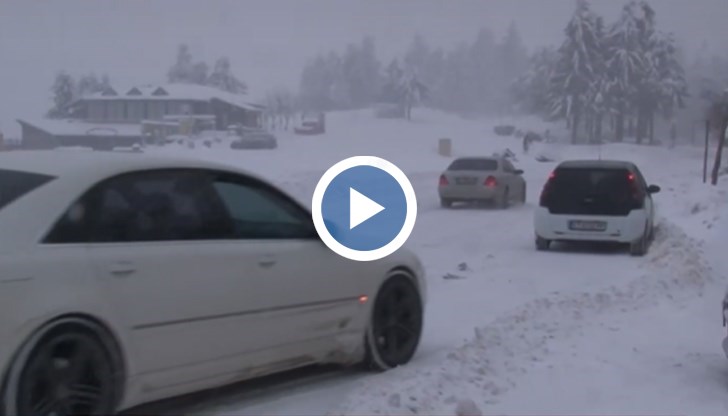 Снегът покрива пътното платно изключително бързо