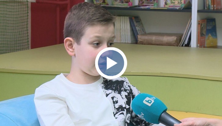 10-годишният Яков реди за 1 минута кубчето на Рубик