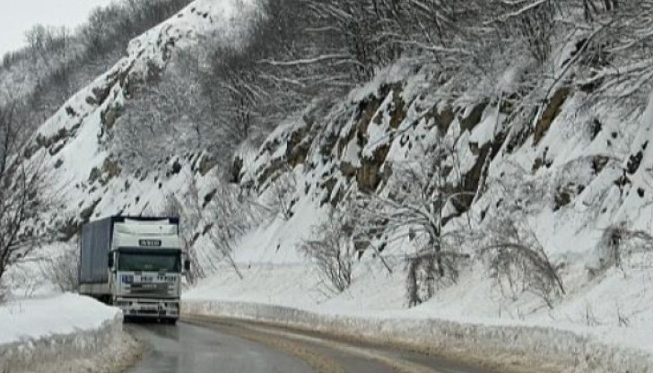 Движението през прохода бе ограничено заради аварирал камион