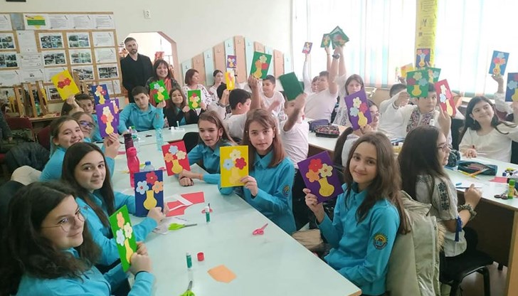 Русенските ученици изработиха заедно с новите си приятели мартеници и си пожелаха да са здрави