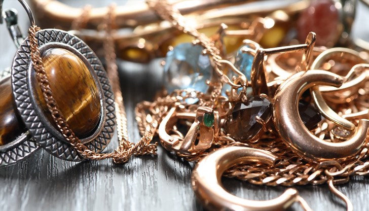 Станало ясно, че златото принадлежи на известен бижутер в района, но не е известно дали той, или децата му са оцелели при труса Станало ясно, че златото принадлежи на известен бижутер в района, но не е известно дали той, или децата му са оцелели при труса