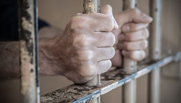 Присъдата, която е трябвало да излежава, е за нелегален трафик на хора