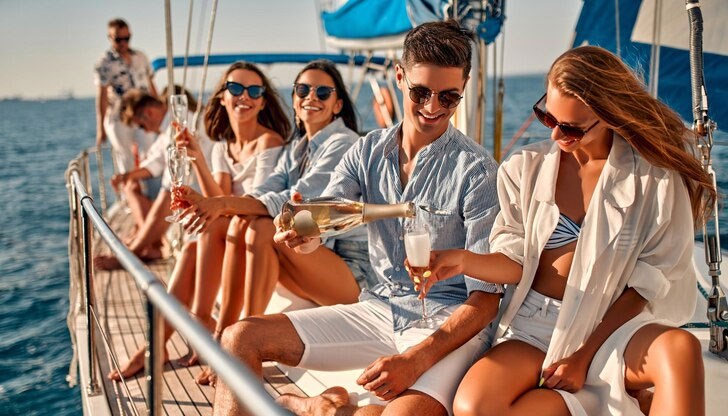 По непотвърдени данни жената е била пияна и е паднала зад борда на плавателния съд