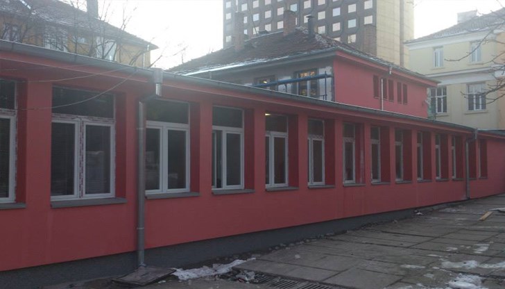 Беглецът е на около 40 години с белезници на ръцете