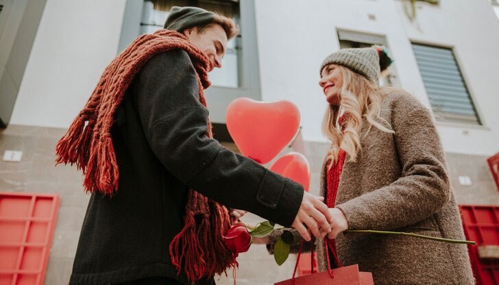 Честит празник! Бъдете здрави, обичани и щастливи! Честит празник! Бъдете здрави, обичани и щастливи!