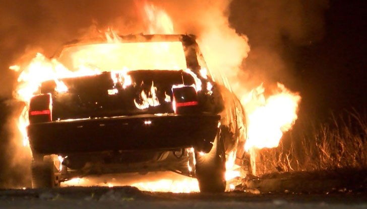 Пожарът в автомобила е възникнал заради късо съединение и превозното средство е напълно унищожено