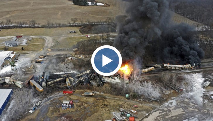 Кадри показват овъглената влакова композиция, която гори трети ден