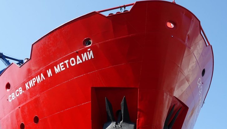 Плавателният съд се движи през пролива Дрейк