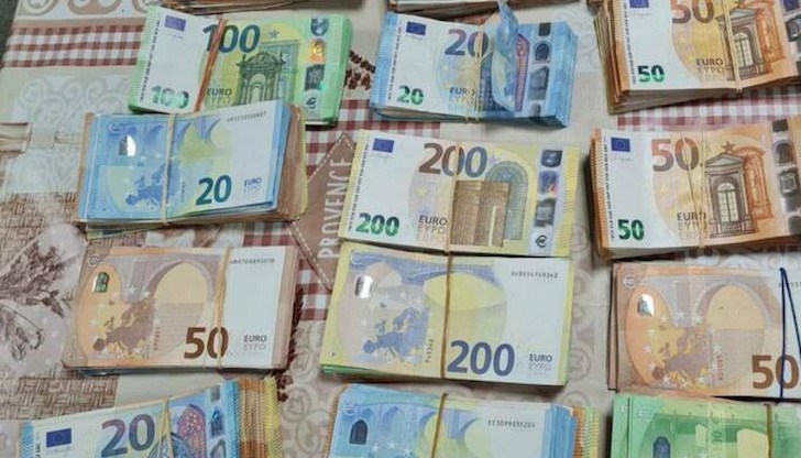 Парите са открити в автомобилите на двама български граждани