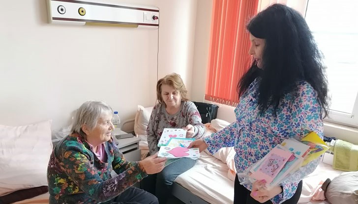 Картички, изработени от деца, стоплиха сърцата и вдъхнаха надежда на болнолежащите пациенти в КОЦ - Русе