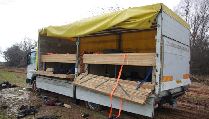 Бежанците бяха намерени мъртви в камион край село Локорско