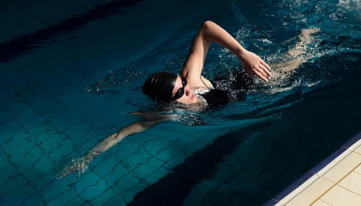 Един час плуване изгаря почти толкова калории, колкото и бягането, без никакво въздействие върху костите и ставите