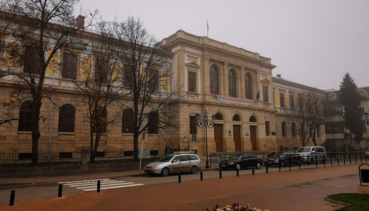 Очакванията са приемът през новата учебна година да бъде в общо 67 паралелки, от които 43 професионални