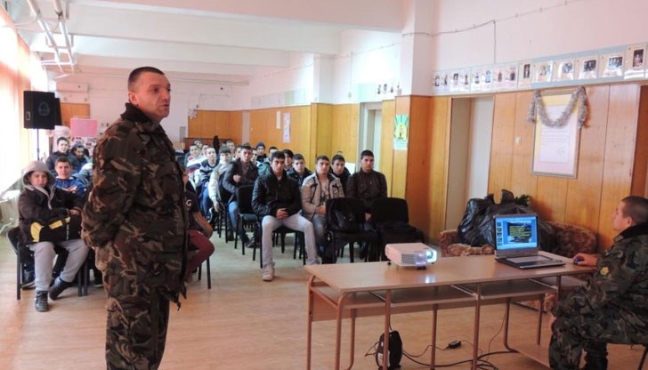 Гимназистите ще учат как се помага на населението при кризи, какво представляват различните оръжия и екипировка на военните