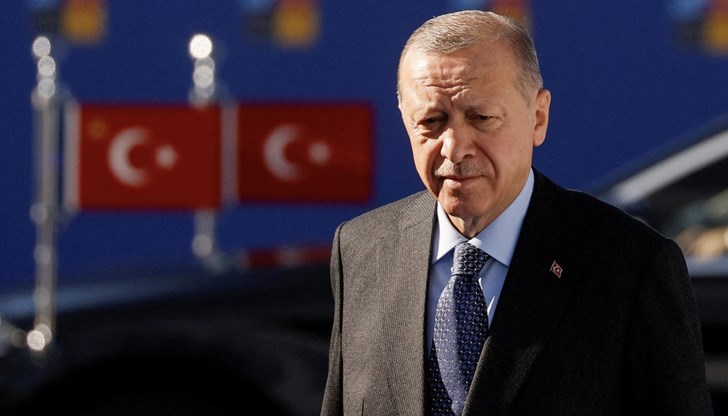 Реджеп Тайип Ердоган заяви, че държавата ще възстанови жилищата в рамките на една година и правителството подготвя програма, която отново да изправи страната на крака